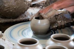 close up van handen werkende klei pottenbakker