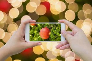 nemen foto van Kerstmis decoratie Aan Kerstmis boom