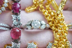 goud en zilver diamant edelsteen ring kettingen en oorbellen in luxe sieraden doos foto