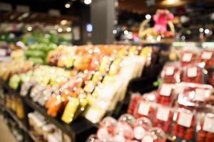 abstract vervagen biologische verse groenten en fruit op de schappen van de supermarkt in de supermarkt intreepupil bokeh lichte achtergrond foto