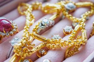 goud en zilver diamant edelsteen saffier ring kettingen en parel oorbellen in luxe sieraden doos foto