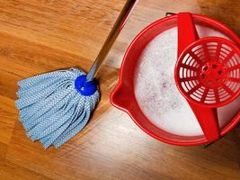 dweilen en emmer met water voor schoonmaak vloeren foto