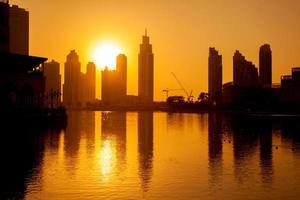 Dubai met wolkenkrabbers tegen zonsondergang