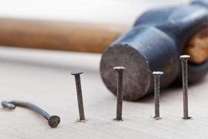 hamer en nagels in houten bord foto