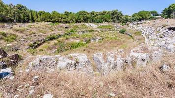 visie van oude Romeins amfitheater in Syracuse foto