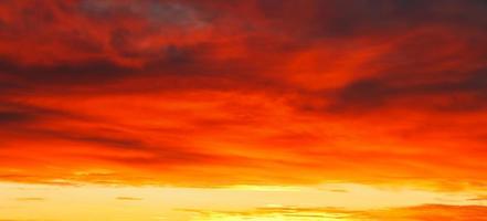 helder rood geel zonsopkomst wolkenlandschap foto