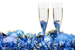 twee bril van Champagne en blauw Kerstmis kerstballen foto