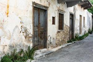 versmallen en kleurrijk straat in de dorp van kritsa in de eiland van Kreta foto