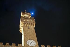 middeleeuws toren Bij nacht foto