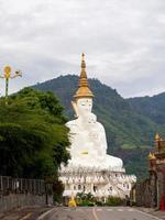 wit Boeddha en natuur foto