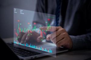 investering concept en bedrijf financiën technologie fondsen voor voorraad markt investeringen en digitaal middelen een zakenman analyse financieel gegevens van een forex handel grafiek. foto