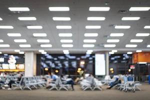 vervoer, wazig poort passagier zijn aan het wachten voor de plan in de Internationale luchthaven. foto