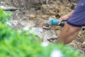 tuinman wet de Schep voor verscherping meer. foto