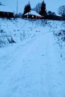 sneeuw traject in land dorp foto