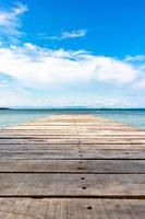 houten vintage terras op het strand met blauwe zee, oceaan, hemelachtergrond foto