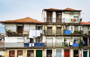 facade oud stedelijk huis in porto stad foto