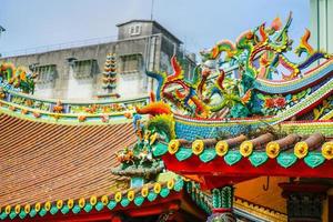 kleurrijk rood groen blauw geel, Taiwan draak ambacht Bij de Longshan tempel van manka dak, taipei, Taiwan en vervagen oud gebouw achter. foto