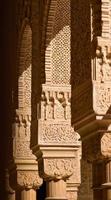detail van sierlijke decoratie op alhambra paleis in granada, Spanje foto