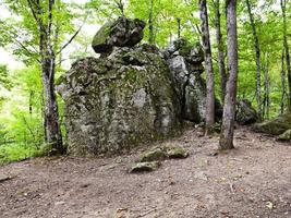 rots duivel vinger in Kaukasus bergen foto