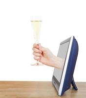 hand- verhogen glas met Champagne leunt uit TV foto