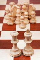 schaak figuren tegen de koning en koningin foto