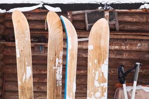 twee paren van breed houten jacht- skis foto