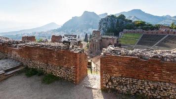 muren van oude teatro greco in Taormina foto