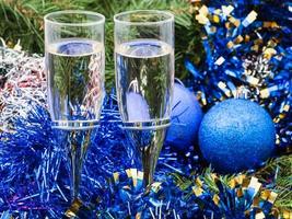 twee bril met blauw Kerstmis decoraties en boom 3 foto