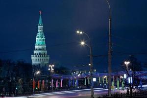 vodovzvodnaya toren van Moskou het kremlin Bij nacht foto