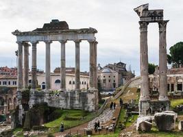 tempel van Saturnus in Romeins forum in Rome foto