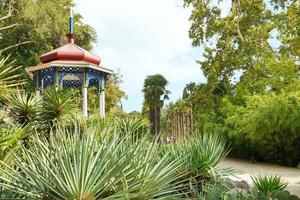 steeg en paviljoen in nikitsky botanisch tuin foto