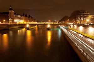 kade en pont au verandering in Parijs Bij nacht foto