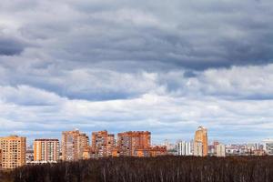 regenachtig wolken onder stedelijk huizen foto