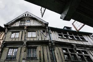 facade van oud vakwerk huis in dinan stad- foto