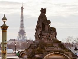 standbeeld, kolom en eiffel toren in Parijs foto