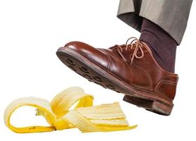 voet in de links bruin schoen uitglijden Aan een banaan Pel foto