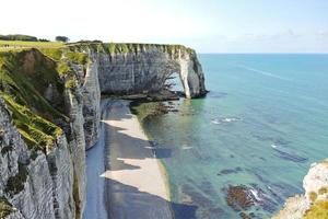 kust van Engels kanaal strand in etretat foto