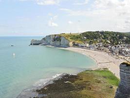 etretat toevlucht dorp Aan Engels kanaal strand foto