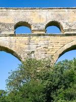 boog van oude Romeins aquaduct pont du Gard foto