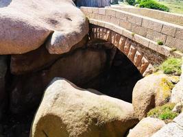 steen brug en keien in ploumanach plaats foto