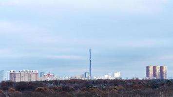 laag winter wolken over- stad foto