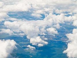wit wolken in blauw lucht en aarde foto