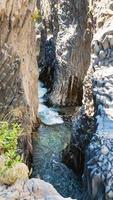 water stromen in kloof van alcantara rivier- in Sicilië foto