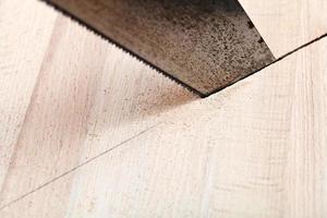 houten plank is besnoeiing met metaalzaag foto