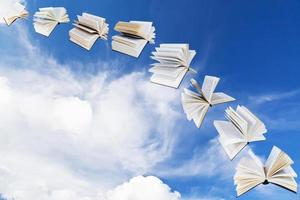 boog van vliegend boeken met blauw lucht foto