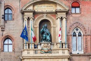 beeldhouwwerk Aan facade van palazzo in bologna stad foto