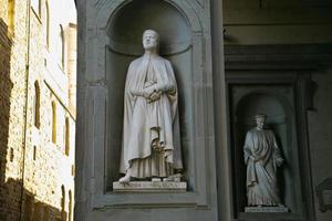 standbeelden van andrea obgagna en pater cosimo in uffizi kunst museum foto