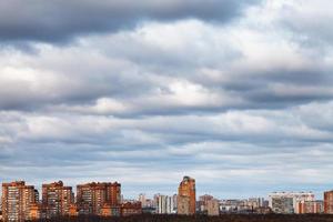 lucht met blauw wolken over- stedelijk huizen foto