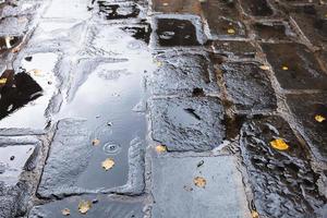 oud bestrating met regen plas in herfst foto