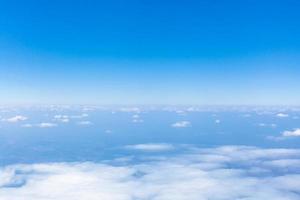 bovenstaand visie aarde horizon van vliegtuig foto